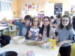 gâteau avec Charlotte, Louann, Sarah et Eve.jpg